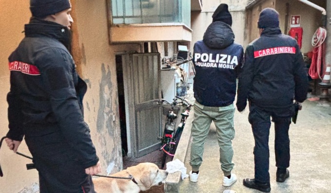 Minacciato con un coccio di bottiglia e colpito al volto con spray al peperoncino, due minorenni arrestati