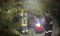 Esce di strada e finisce in mezzo agli alberi, 38enne in ospedale