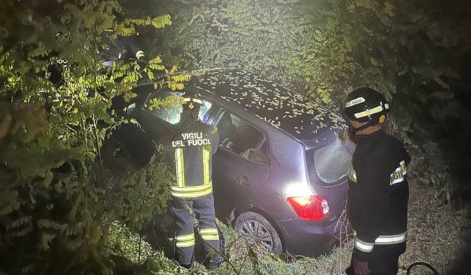 Esce di strada e finisce in mezzo agli alberi, 38enne in ospedale