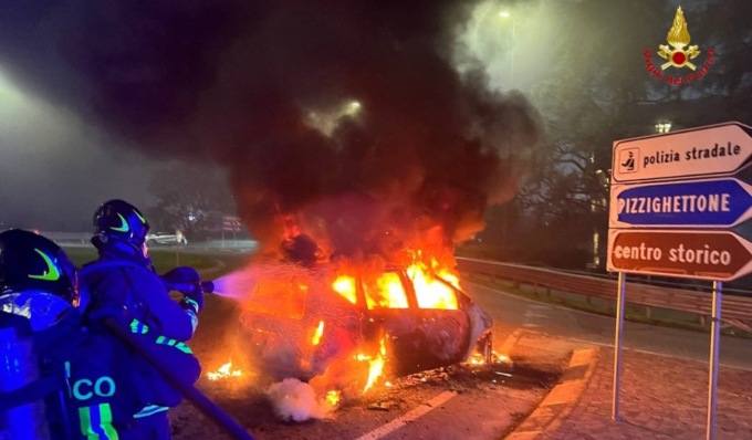 Incendio di un’auto a Pizzighettone, l’intervento dei Vigili del Fuoco evita il peggio