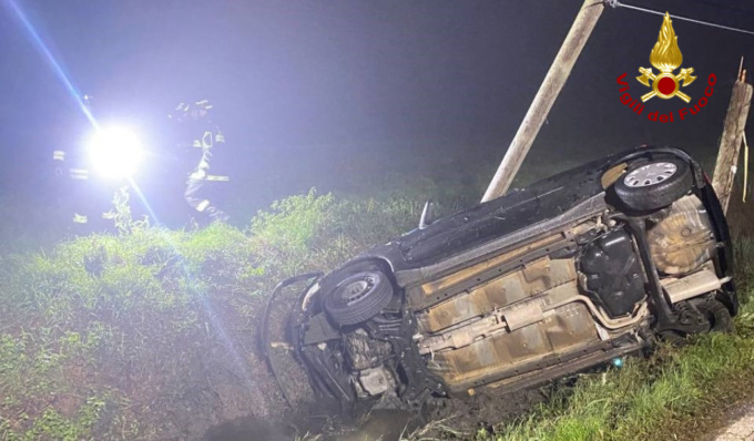 Finisce in un fosso dopo aver abbattuto un palo, una 38enne in ospedale