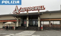 Rapina all'Autogrill, minacciano il barista puntandogli un taglierino alla gola