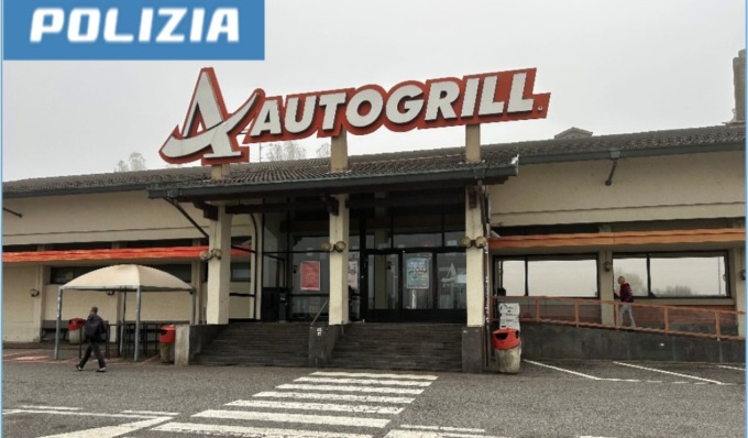 Rapina all’Autogrill, minacciano il barista puntandogli un taglierino alla gola