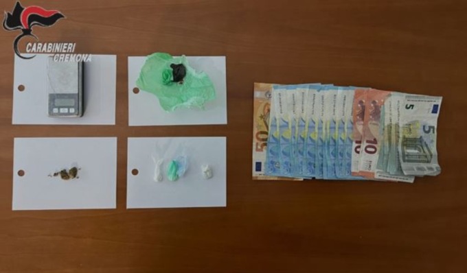 Trovato con diverse dosi di cocaina e denaro contante, denunciato pusher 30enne