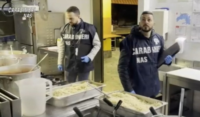 Controlli dei Nas nelle mense, in un ospedale del Cremonese cibi avariati e blatte nei magazzini