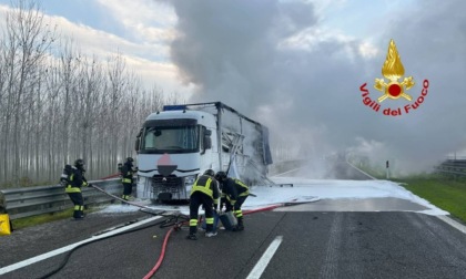 Autocarro carico di batterie per muletti prende fuoco in A21, autostrada chiusa