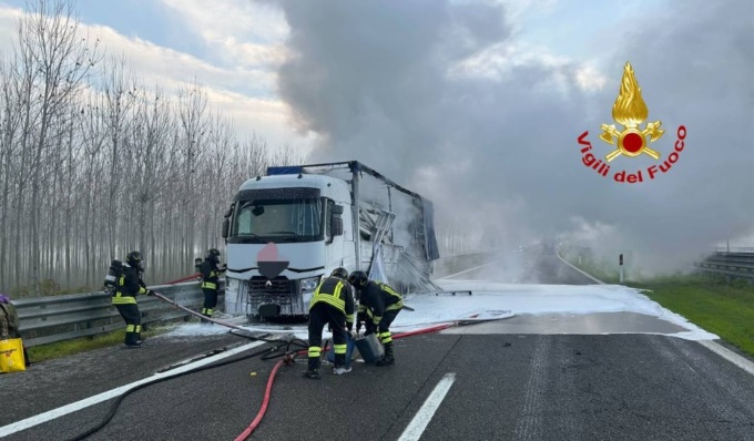 Autocarro carico di batterie per muletti prende fuoco in A21, autostrada chiusa