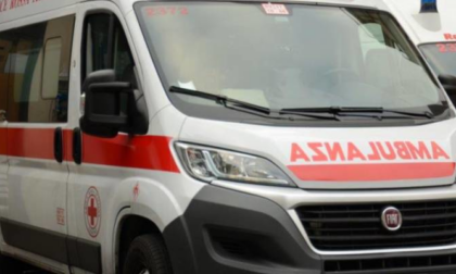 Scivola dalle scale e si ferisce, 58enne soccorso in ambulanza dai sanitari