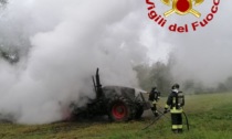 Trattore va a fuoco in un campo agricolo, arrivano i Vigili del Fuoco