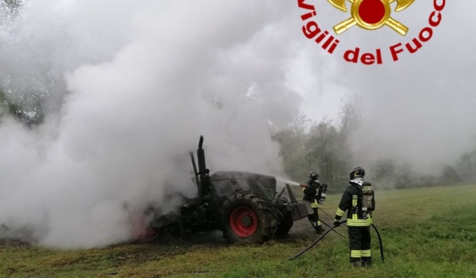 Trattore va a fuoco in un campo agricolo, arrivano i Vigili del Fuoco