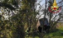 Auto esce di strada, si ribalta più volte e finisce incastrata tra gli alberi: grave una 51enne