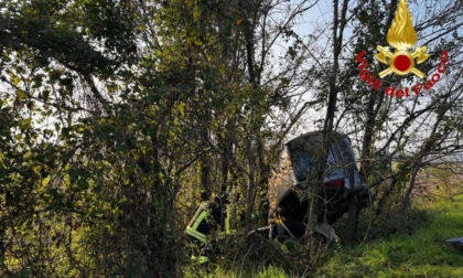 Auto esce di strada, si ribalta più volte e finisce incastrata tra gli alberi: grave una 51enne