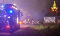 Lo pneumatico del camion prende fuoco, autista 37enne ustionato