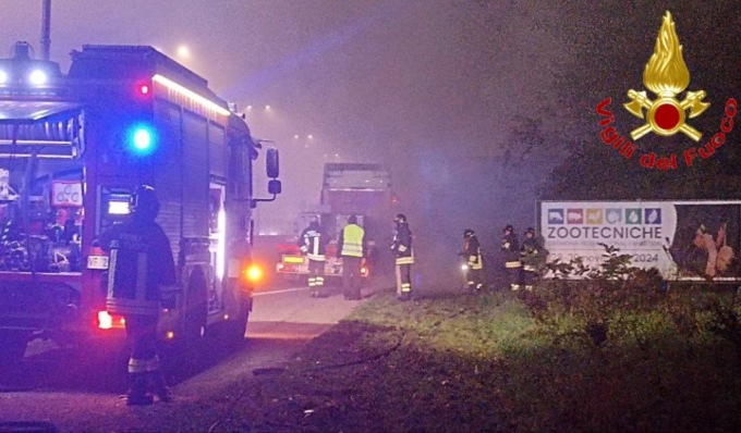 Lo pneumatico del camion prende fuoco, autista 37enne ustionato