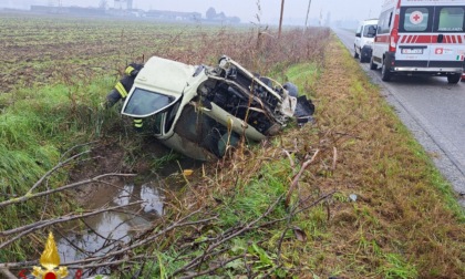 Finisce fuori strada ribaltandosi nel canale, grave il 21enne trasportato poi in ospedale