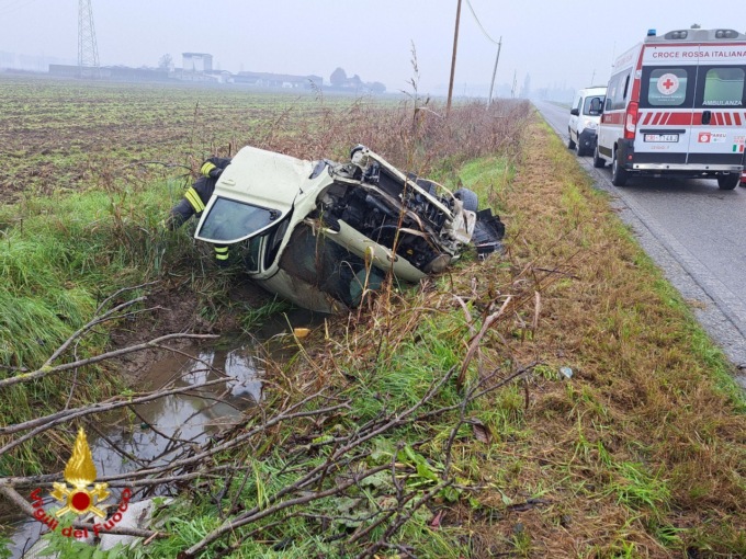 Finisce fuori strada ribaltandosi nel canale, grave il 21enne trasportato poi in ospedale