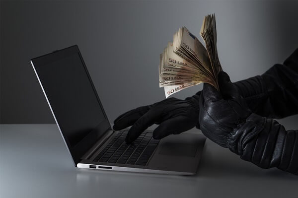 Truffa online, pensa di aver trovato un lavoro invece viene derubato di 8mila euro