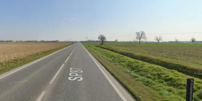 Incidente stradale, auto si ribalta sulla Sp87 e finisce in un campo: soccorsi due anziani