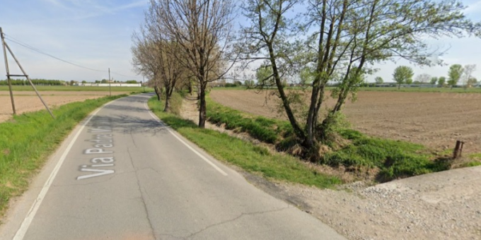 Si schianta contro i pali e poi finisce fuori strada, conducente 19enne trasportata in ospedale