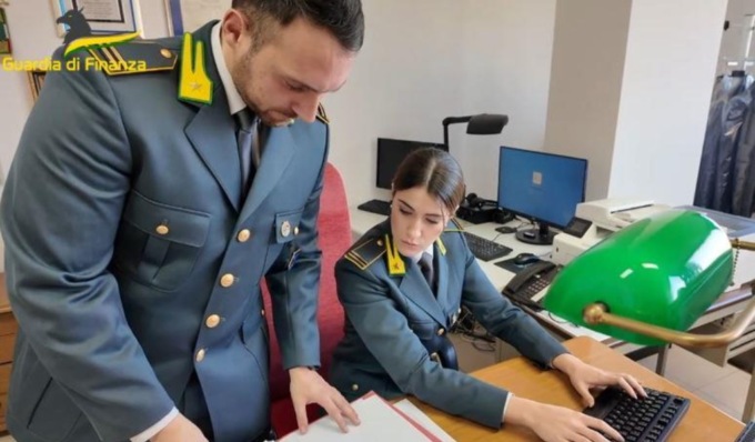 Peculato e riciclaggio: sequestri per 400mila euro, anche in provincia di Cremona