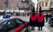 Rafforzati i controlli durante le festività natalizie, Carabinieri in alta uniforme in centro a Cremona