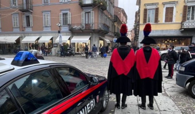 Rafforzati i controlli durante le festività natalizie, Carabinieri in alta uniforme in centro a Cremona