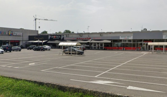 Uomo incappucciato lancia bombe molotov nel parcheggio di un’area commerciale