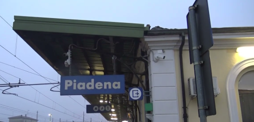 Accoltellato in stazione a Piadena Drizzona, i testimoni parlano di un gruppo di uomini: tutti fuggiti