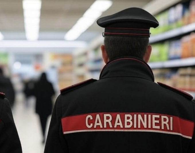 Coppia di rapinatori minaccia il dipendente di un supermercato a Castelleone e scappa con la refurtiva