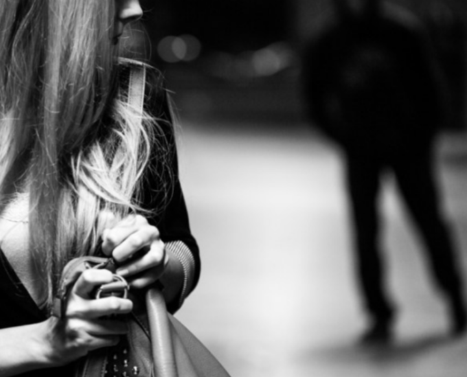 Stalkera una ragazza nel Cremonese e nel Mantovano, 61enne arrestato a Scandolara Ravara
