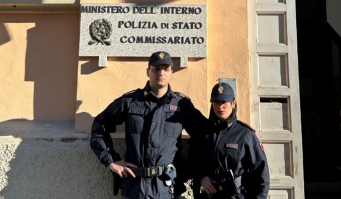 Cade di notte nel canale e non riesce più a risalire la sponda, salvato da due agenti