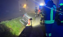 Perde il controllo dell'auto a causa della fitta nebbia e si ribalta in un fosso