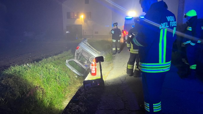 Perde il controllo dell’auto a causa della fitta nebbia e si ribalta in un fosso