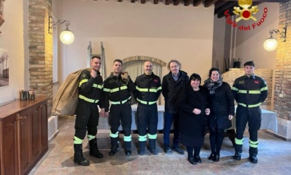 Gesto di solidarietà dei Vigili del Fuoco di Piadena che donano materiale scolastico ad associazione del territorio