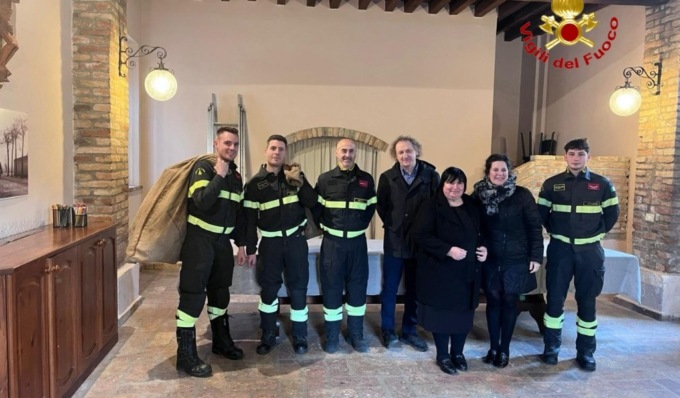 Gesto di solidarietà dei Vigili del Fuoco di Piadena che donano materiale scolastico ad associazione del territorio
