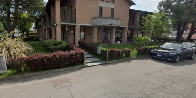 Assalto nella notte, colpita farmacia del Cremasco: il malvivente si taglia con un vetro