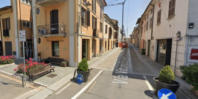 Furto alla gelateria, sfondano il vetro con il coperchio del tombino e poi scappano