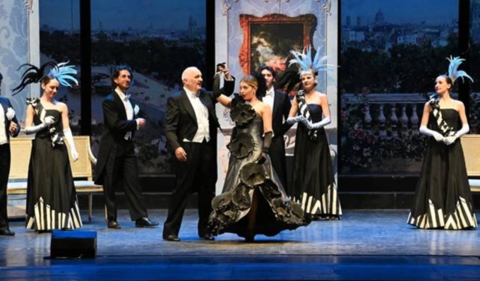 “La Vedova Allegra” a Santo Stefano al Teatro Ponchielli, un omaggio alla leggerezza e alla gioia di vivere