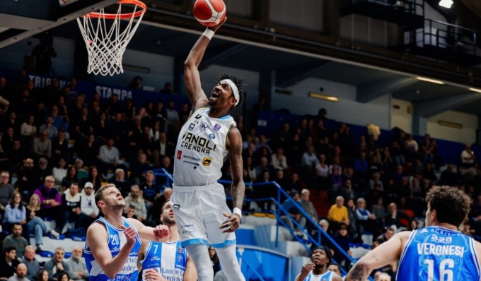 La Vanoli Cremona cede davanti al pubblico del PalaRadi 65-80 contro la Dinamo Sassari