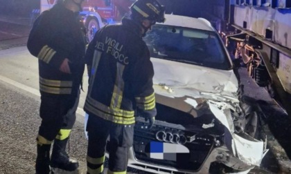 Si schianta con l'auto contro un treno, 60enne in ospedale