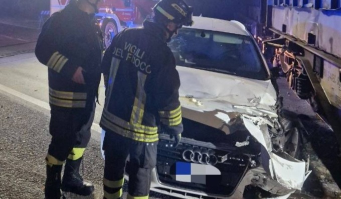 Si schianta con l’auto contro un treno, 60enne in ospedale