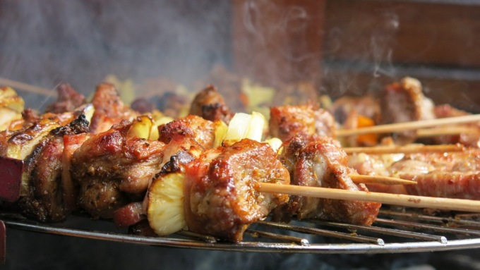 Cuoce la carne sul barbecue portato in casa, 40enne intossicata dal monossido