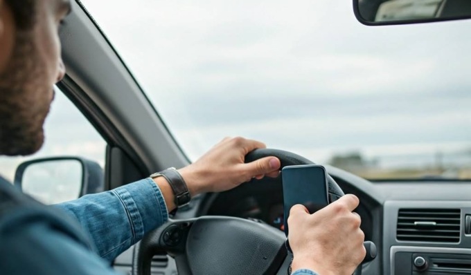 Sei patenti ritirate in due giorni a Cremona per l’uso del cellulare alla guida