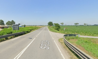 Camion pieno di grano finisce fuori strada, soccorso autista 29enne