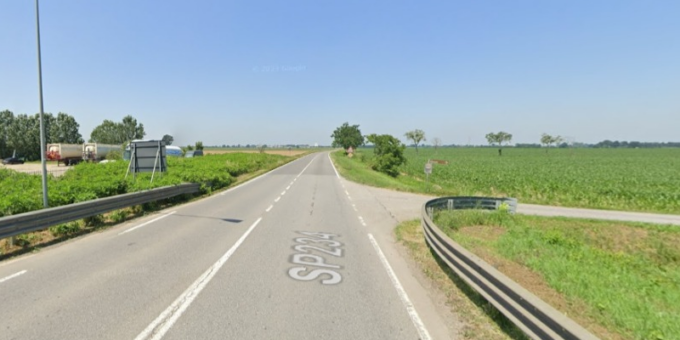 Camion pieno di grano finisce fuori strada, soccorso autista 29enne