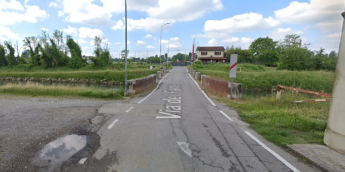 Perde il controllo del veicolo e finisce fuori strada ribaltandosi: 43enne in ospedale