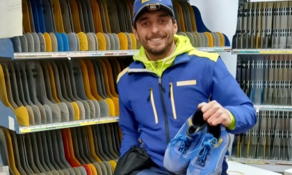 Le scarpe usate dei portalettere di Cremona diventano pavimentazioni per le aree gioco dei bambini