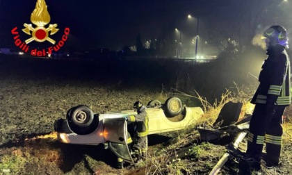 Sfonda il guardrail e finisce ribaltato in un campo, ferito 27enne