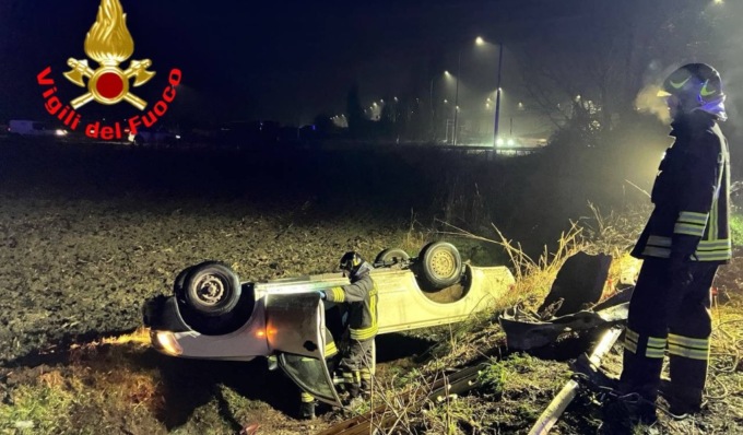 Sfonda il guardrail e finisce ribaltato in un campo, ferito 27enne