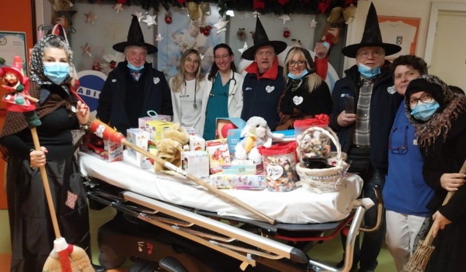 Le Befane portano dolcezza e magia in ospedale a Crema
